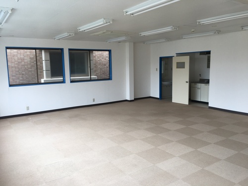 カフェスタイルの事務所へ一新