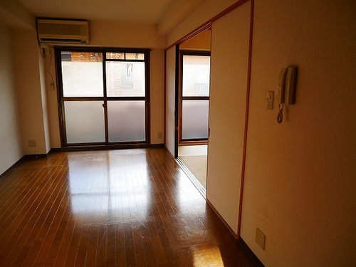 温かみもあり、シックな空間へ