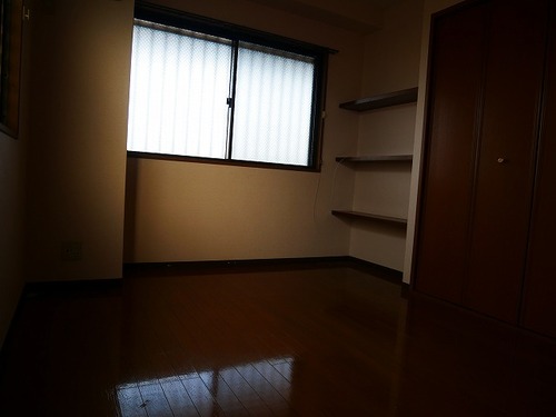 温かみもあり、シックな空間へ