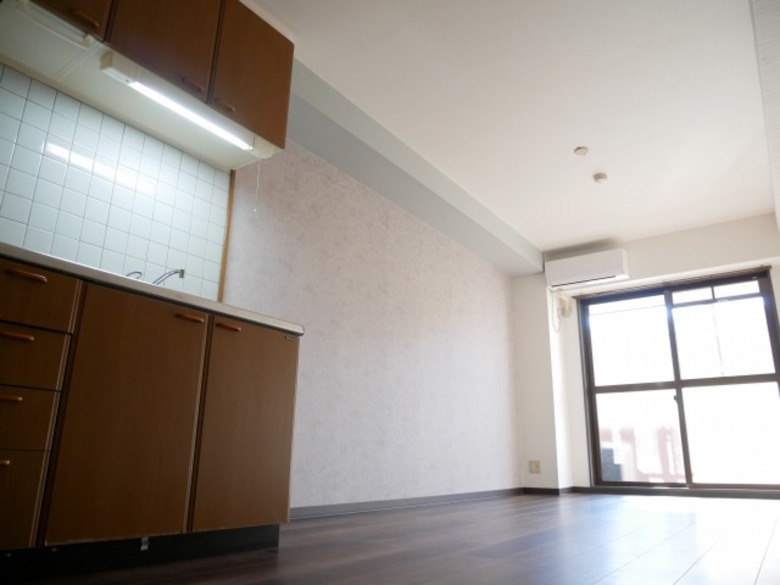 温かみもあり、シックな空間へ