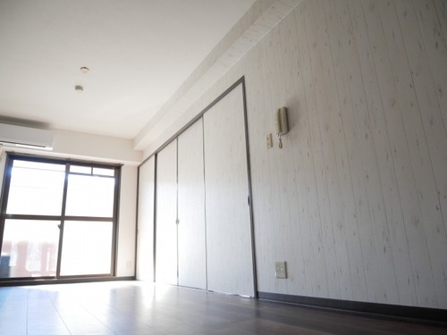 温かみもあり、シックな空間へ