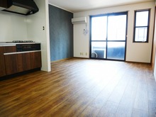 明るい光が差し込む2LDK