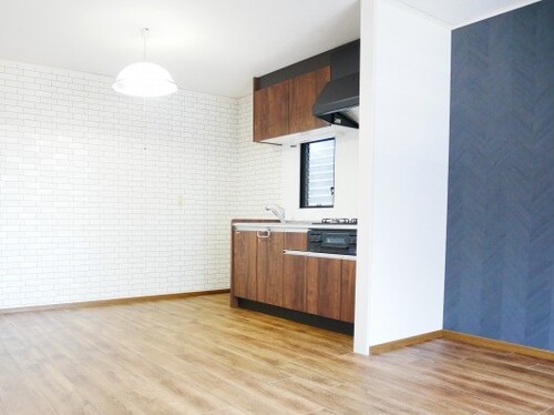 明るい光が差し込む2LDK