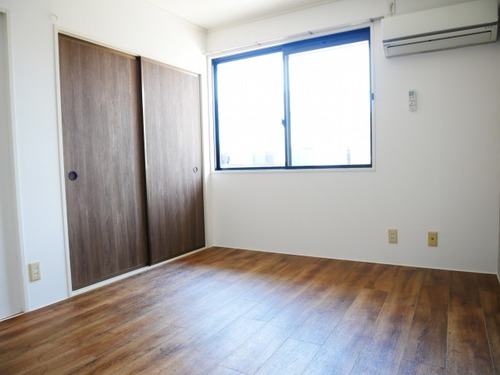 明るい光が差し込む2LDK