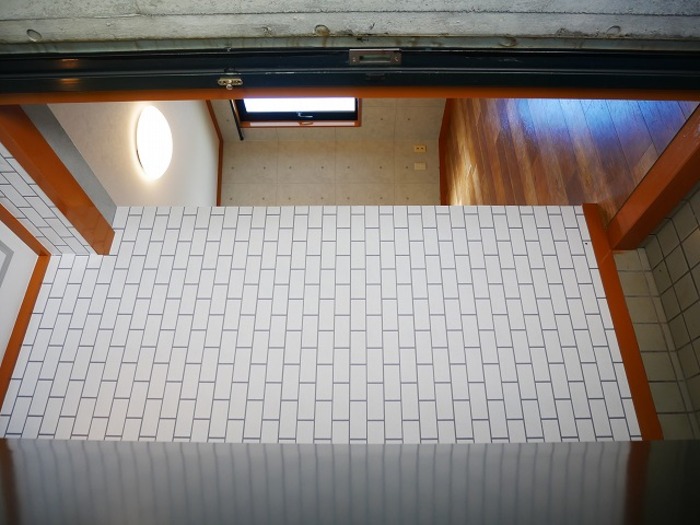 ロイヤルブルーが映えるお洒落な部屋