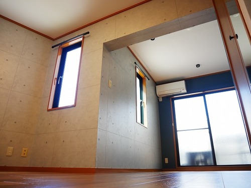 ロイヤルブルーが映えるお洒落な部屋