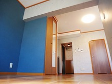 ロイヤルブルーが映えるお洒落な部屋