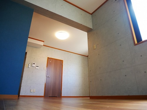 ロイヤルブルーが映えるお洒落な部屋