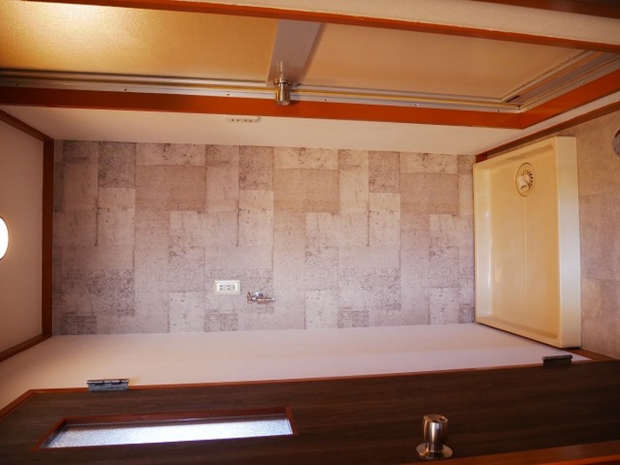 ロイヤルブルーが映えるお洒落な部屋