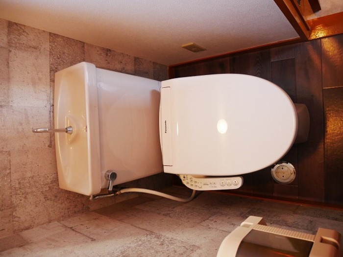 ロイヤルブルーが映えるお洒落な部屋