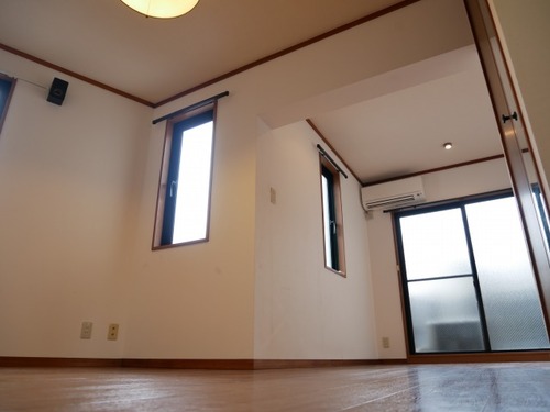 ロイヤルブルーが映えるお洒落な部屋