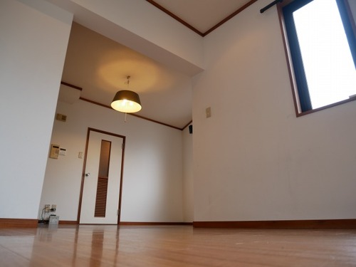 ロイヤルブルーが映えるお洒落な部屋