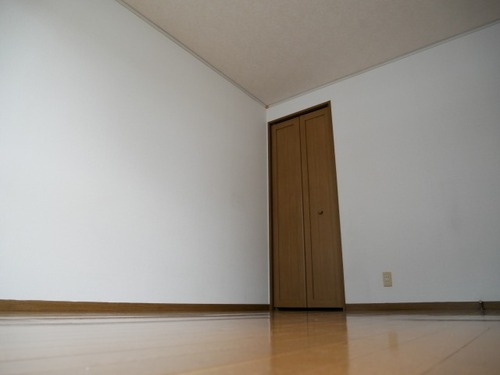 明るい光が差し込む2LDK