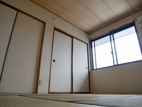 明るい光が差し込む2LDK