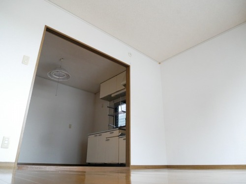 明るい光が差し込む2LDK